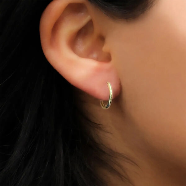 Aretes Huggies de 1.5cm lisas en oro amarillo 10k. - Image 4