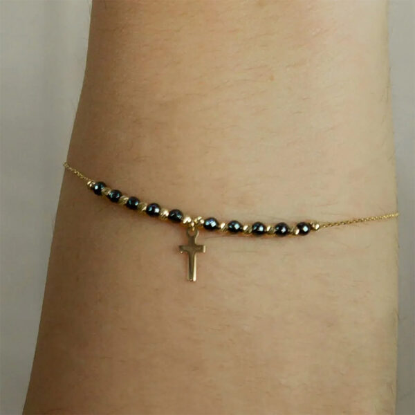 Pulsera de oro 14K con dije de cruz y bolitas negras - Image 4